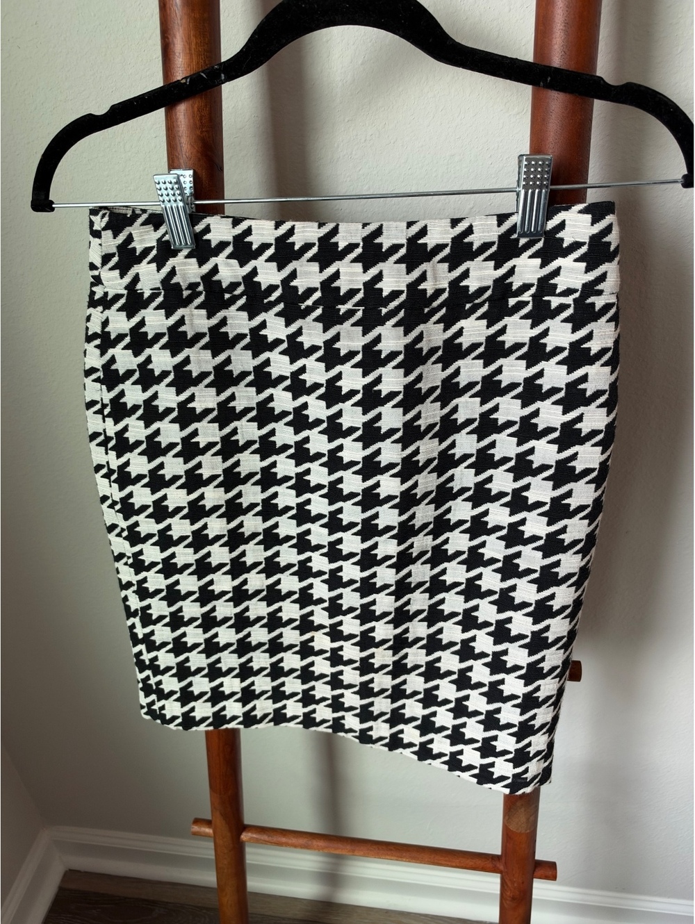 Ann Taylor Petite Black and White Houndstooth Mini Skirt Size 00P